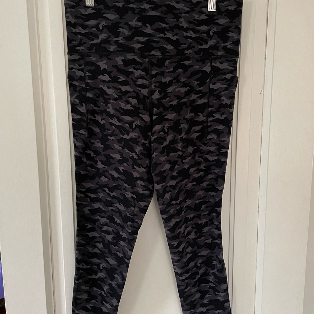 Athleta Salutation Stash 7/8 Black and Gray Camouflage Leggings